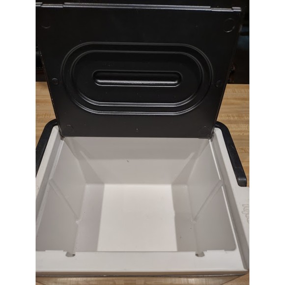 Vintage Igloo Diehard Battery Mini 6 pk. Cooler - Picture 5 of 5